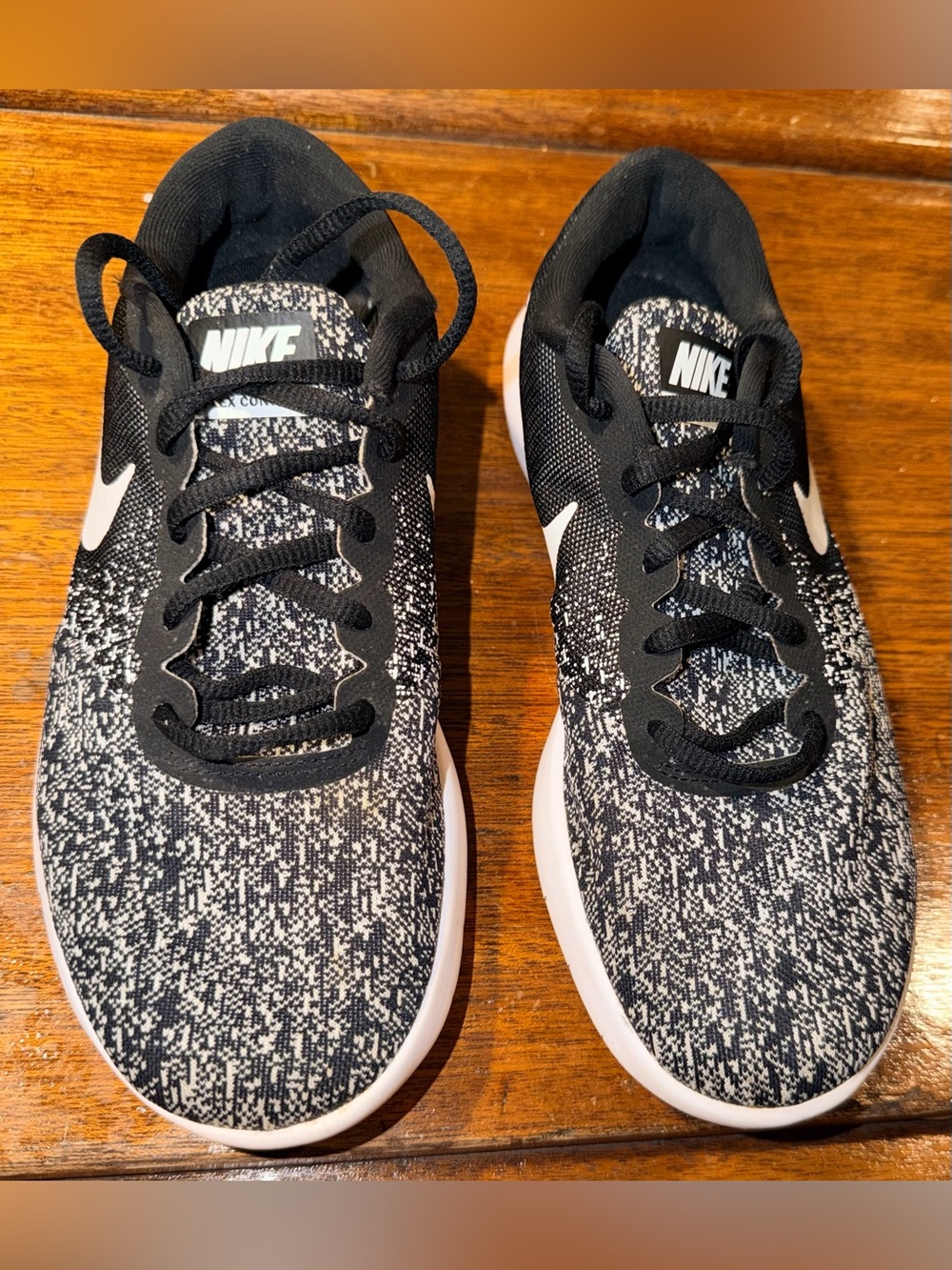 Size 8 - Nike Flex Contact Oreo Womens